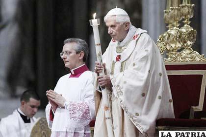 Benedicto XVI presidió la Vigilia Pascual en la basílica de San Pedro