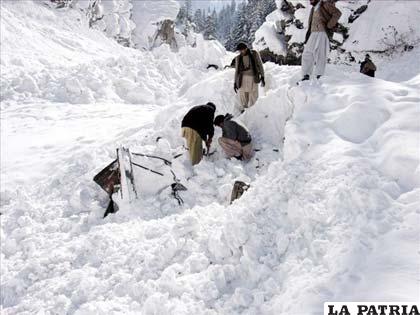 Varias personas buscan supervivientes tras una avalancha de nieve en Pakistán