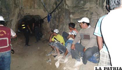 Nueve mineros continúan en interior mina debido a un derrumbe en el Perú