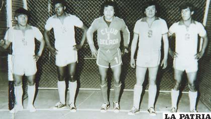 Equipo de fútbol de salón que participó en el torneo nacional de Cochabamba en 1977 (Julio Castellón, Zenobio Sarmiento, Edgar Aquino, Willy Quinteros y Orlando Aldana)