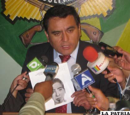 El fiscal Aldo Morales muestra el identikit del cuarto sospechoso