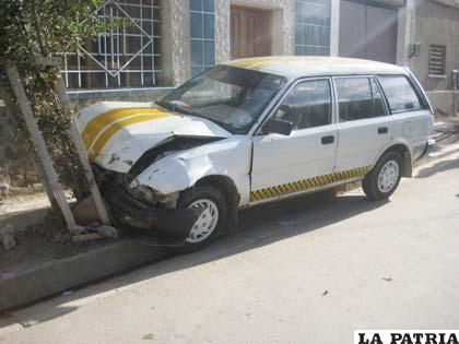 El taxi que impactó dañó a uno de los árboles de esa acera