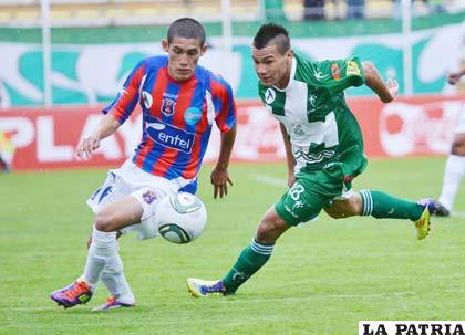 Una acción del partido de ida entre La Paz FC y Oriente
