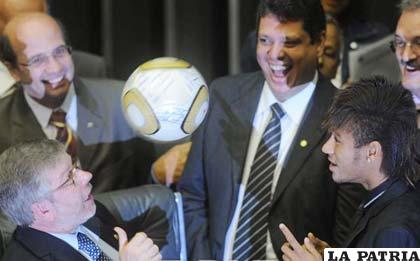 Neymar junto a ejecutivos del Santos durante el congreso