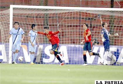 Jugadores de Unión Española celebran el primer gol 