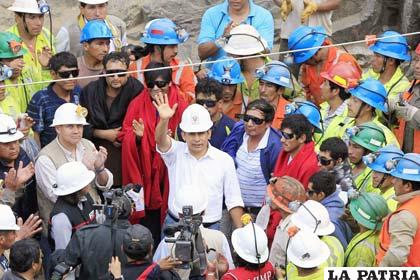 El presidente Ollanta Humala de Perú saluda tras el rescate de nueve mineros atrapados desde el jueves 5 de abril (Foto vivelohoy.com)