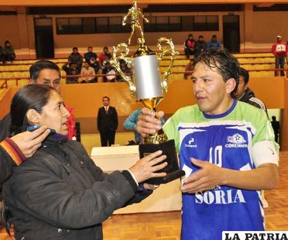 Inés Humacayo entrega el trofeo al capitán de Coremmin