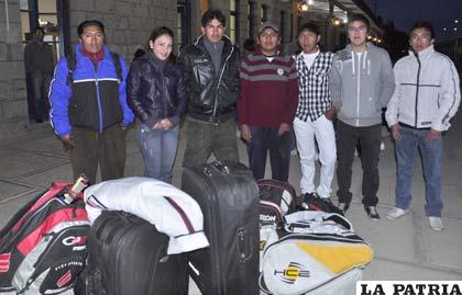 Delegación de Oruro que asiste al nacional de pelota raqueta