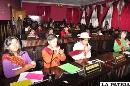 Niños fungieron ayer como asambleístas departamentales 