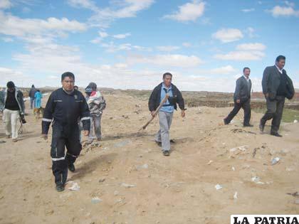 Efectivos policiales y del Ministerio Público se retiran del canal Tagarete después de haber hecho el levantamiento de cadáver