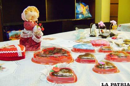Artesanas exponen el arte de la chocolatería en deliciosos productos 