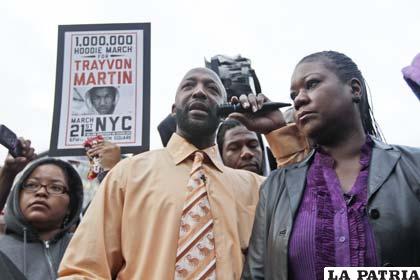 Los padres del adolescente Trayvon Martin que fue asesinado por George Zimmerman, esperan condena de este tras ser detenido. (Foto: espanol.rfi.fr)