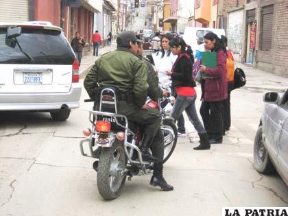Los uniformados tampoco respetan las normas de tránsito