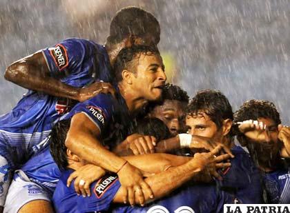 Jugadores de Emelec celebran la clasificación (Foto: blogspot.com)