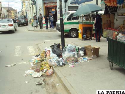 Las esquinas de varias calles en la ciudad están convertidas en microbasurales
