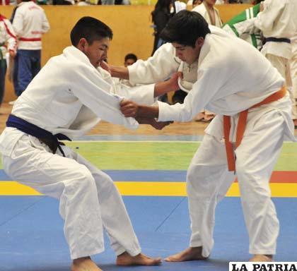 Diego Fernández en plena competencia (derecha)