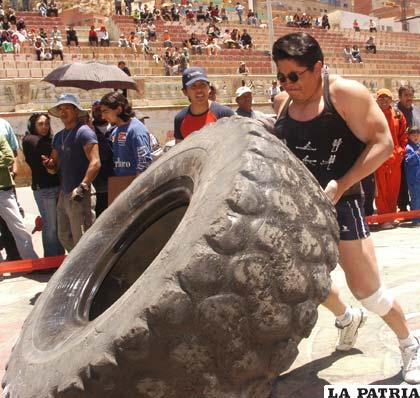 La prueba del volteo de llanta es bastante exigente