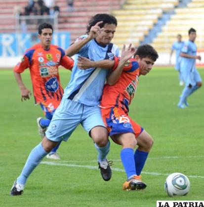 Cantero y Tórrez disputan el balón (Foto: APG)