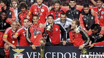 Jugadores del Benfica con el trofeo de campeón de la Copa de la Liga (Foto: teinteresa.es)