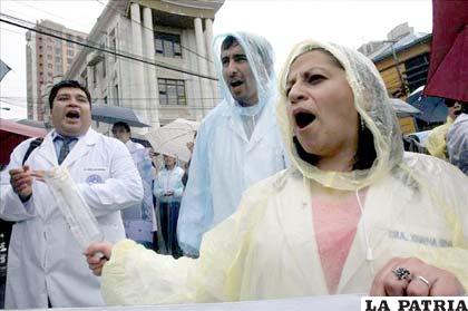 Médicos y estudiantes de medicina participan en una protesta en contra un decreto del presidente Evo Morales 