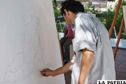 Jhonny Alfredo de León, con estilo único crea obras con un toque sugestivo