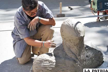 Gonzalo Condarco, con un obsesivo trabajo crea un lenguaje muy personal en sus obras