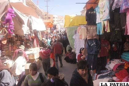 Comerciantes bolivianos traen productos desde Asia y optan por estudiar el chino mandarín para entablar negociaciones directas