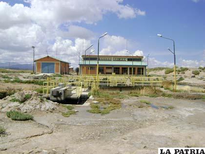 Programa Cuenca Poopó apoya en la transferencia de planta de tratamiento de aguas servidas de la ciudad