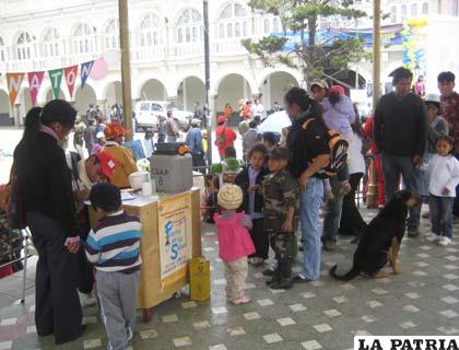 Los niños asistieron a los puestos de vacunación junto a sus padres