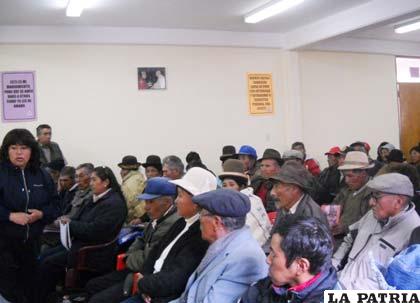 Adultos mayores y autoridades ediles reunidos en la Pastoral Social Caritas