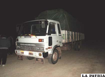 El camión que fue detenido en la carretera Oruro-La Joya
