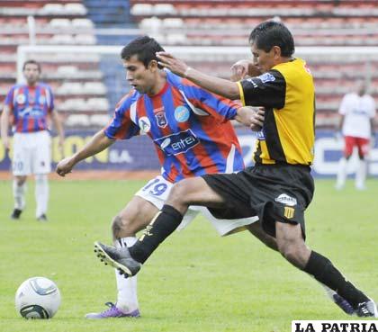 Arias y Reyes disputan la pelota (Foto: APG)