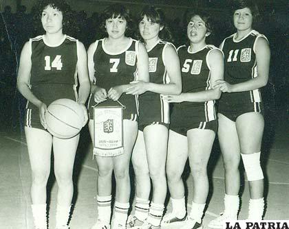 Jugadoras del equipo de Atipaj en 1980; Rosmery Ávila, Norma Barrero, Deisy Burgoa, Zunilda Mendoza y Norma Rivera (Foto: archivo)
