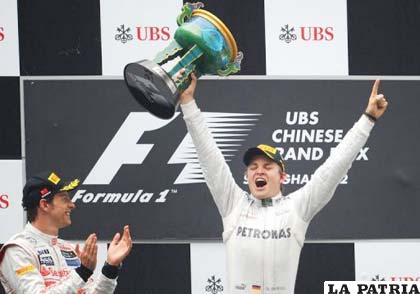 Rosberg celebra el triunfo en China aplaudido por Button (Foto: AFP)