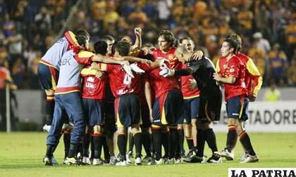Los chilenos a pesar de la derrota celebran la clasificación (Foto: la-redo.net)