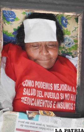Se incrementaron las huelgas de hambre y medidas de presión como la asumida por Rosario Zurita que se encerró en un ataúd en rechazo al decreto supremo 1126. ( Foto: APG)
