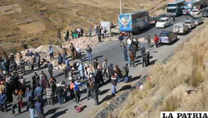 Campesinos bloquearon caminos en distintos lugares del país, causando serios problemas a los transportistas (Foto: www2.la-razon.com)