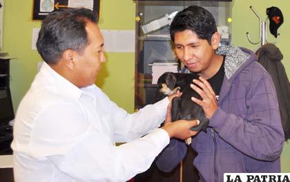 Director del Centro de Zoonosis, Román Calle, entrega un cachorro en adopción