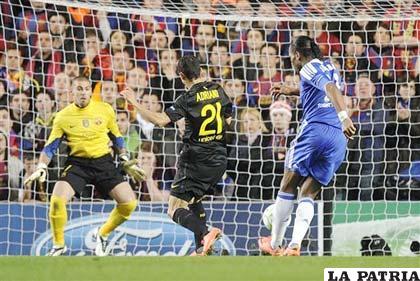 La acción del único gol del partido, que llegó por intermedio de Drogba (Foto: yahoo.com)