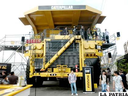 Gigante equipo de transporte de minerales se presentó como la nueva alternativa de la minería moderna. Se observa la proporción de la volqueta y la presencia de personas delante del equipo