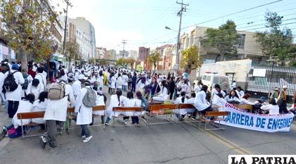 El sector de salud bloqueó las calles de La Paz (Foto APG)