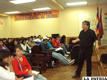 Taller en el que se abordó temáticas de sexualidad con universitarios 