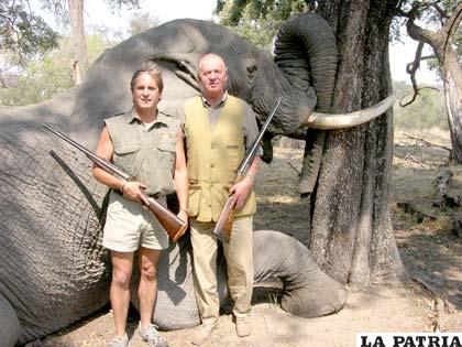 El Rey Juan Carlos de España, tras recibir el alta hospitalaria por la rotura de cadera que sufrió en el safari en Botsuana (Foto: proteccionanimal-spain.blogspot.com)
