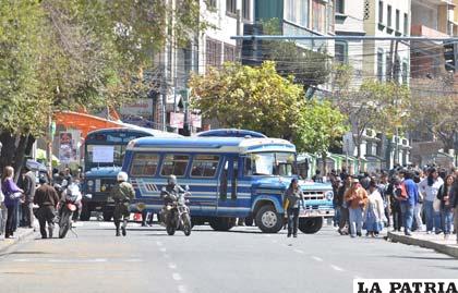 Ayer los transportistas bloquearon diferentes arterias de la ciudad de La Paz (Foto APG)