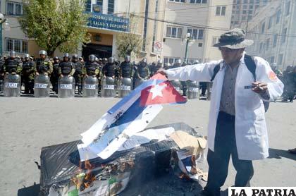 Estudiantes de la UPEA queman una bandera de Cuba (Foto APG)