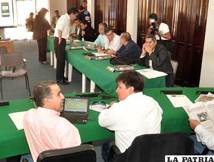 Durante la reunión de los ligueros ayer en Cochabamba (Foto: APG)