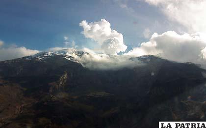 Nube de vapor de agua y gases en el Nevado del Ruiz ponen en alerta a la población que habita cerca al volcán
(Fotot: es.zeropointfield.ch)