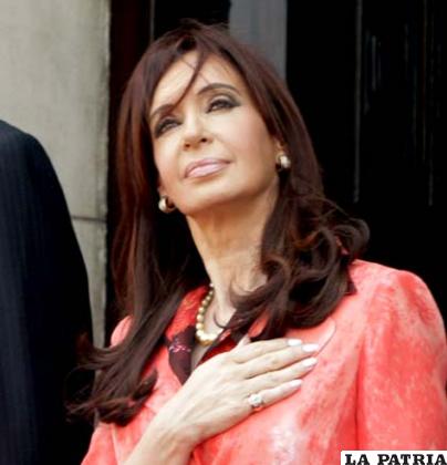 Imagen de la presidenta de Argentina que presentará ante los restos de su esposo el proyecto de expropiación de YPF (Foto: diario.latercera.com)