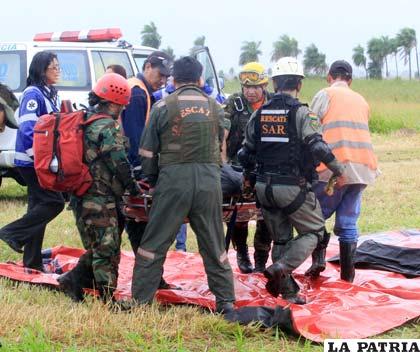Grupos de rescatistas socorrieron al piloto y senador Gerald Ortiz, quien murió en el camino al hospital (Foto: APG)