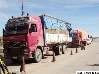 Dos de los tres camiones que presuntamente transportaban contrabando